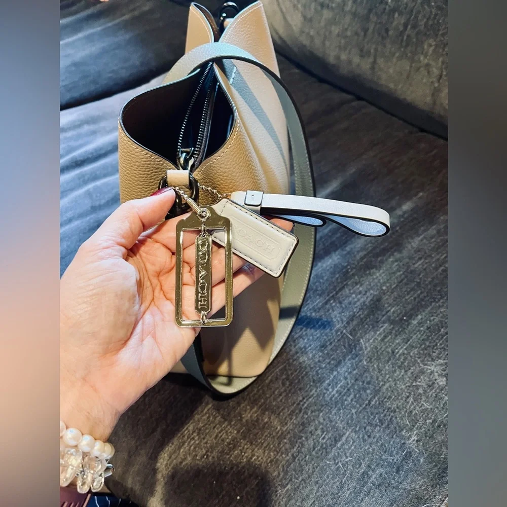 Coach Willow Shoulder Bag in Taupe EUC. - Picture 6 of 10